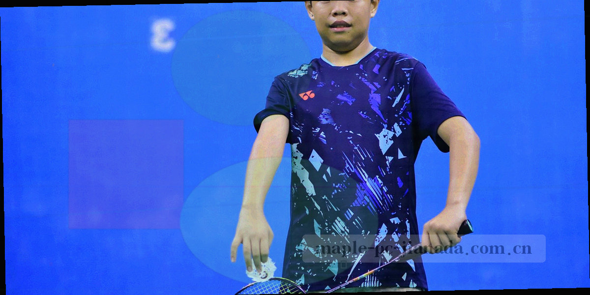 雪原等高线与湖岸线交织的抽象纹理，冷杉绿与雪原白为基调